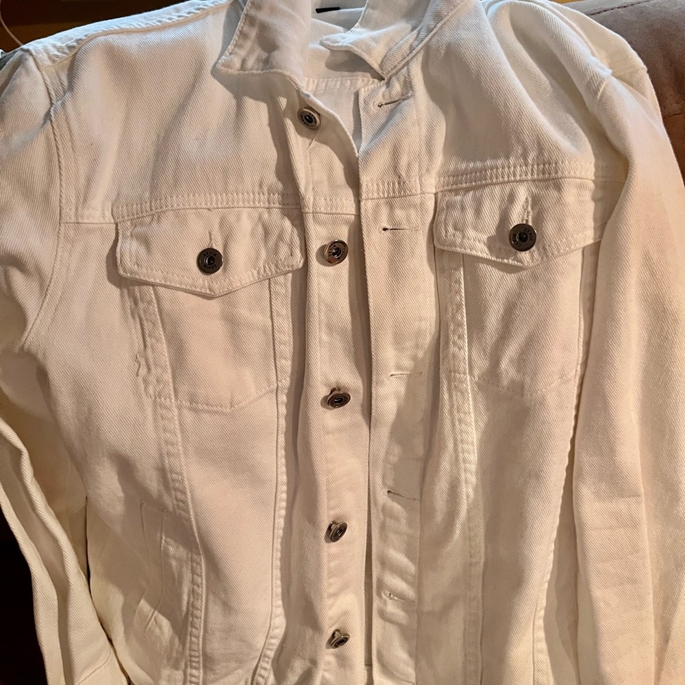 New Men’s White Size M Jean Jacket. Great style & fit for any person on the go.